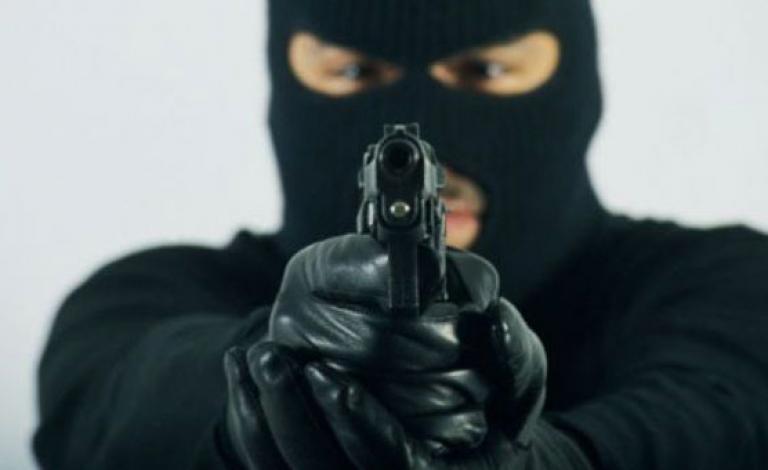 سطو-مسلح-على-سيارة-نقل-أموال-وإصابة-موظف-بالأفلاج