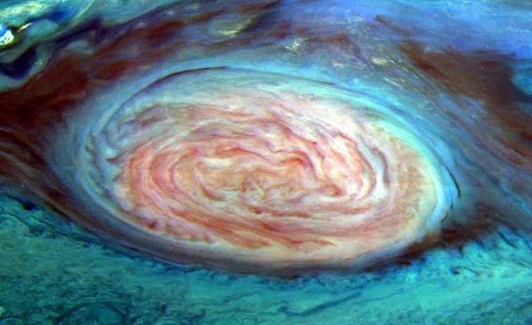 العلماء يحلون لغز البقعة الحمراء على المشتري