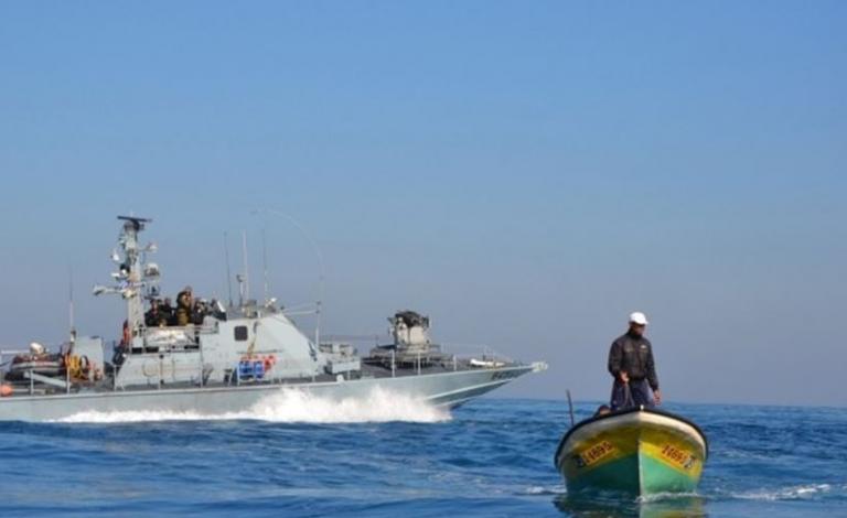 الاحتلال يستهدف الصيادين ومراكبهم في بحر شمال القطاع