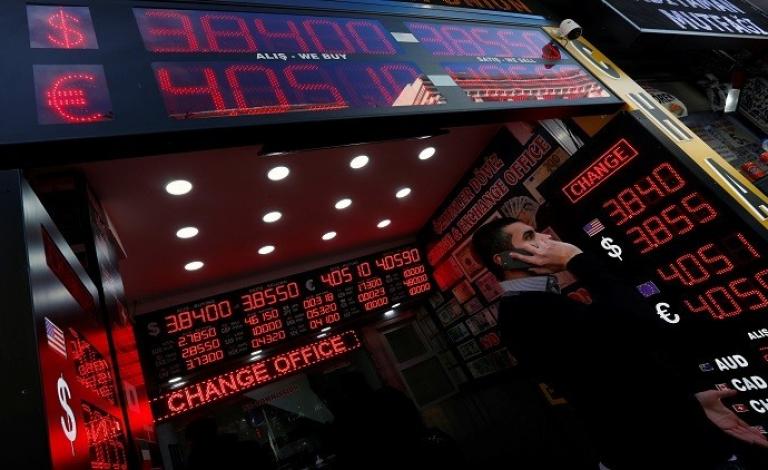 تراجع سعر صرف الليرة التركية مقابل الدولار، في الفترة ما بين 8 نوفمبر/تشرين الثاني و11 يناير/كانون الثاني، بنحو 23%.  ويرى خبراء أن هذا الانخفاض من شأنه أن ينعكس إيجابا على تركيا ويساعد على زيادة صادراتها، حيث قالت الخبيرة الاقتصادية مايرا رودريجيز فالادا