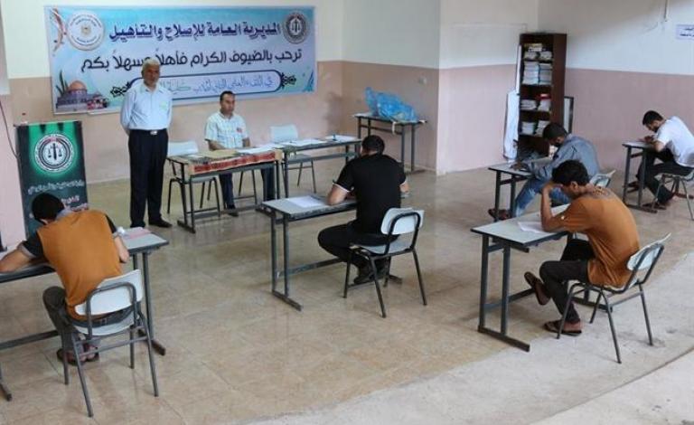 نزلاء مراكز التأهيل والإصلاح يقدمون اختبار الثانوية العامة (1)