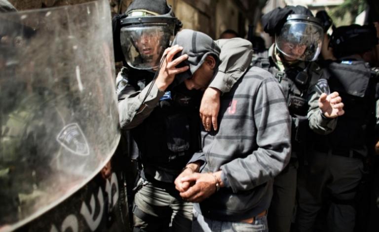 صورة خبر اعتقال الاحتلال شابين بدعوى حيازتهما سكينا بتل أبيب