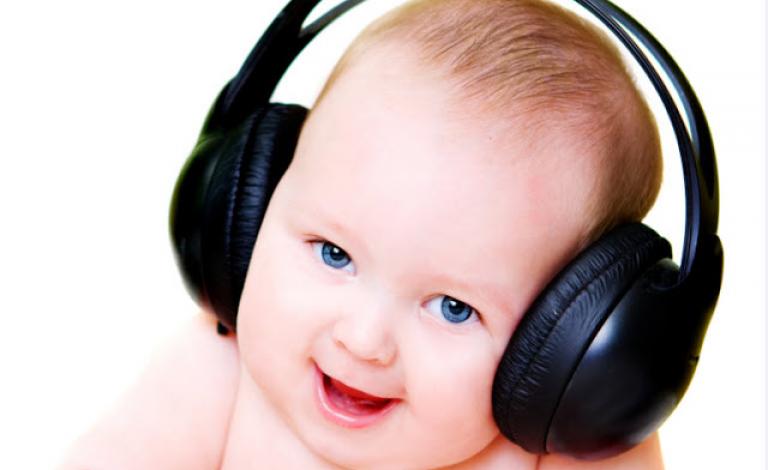 طفل-يسمع-موسيقى-موتسارت