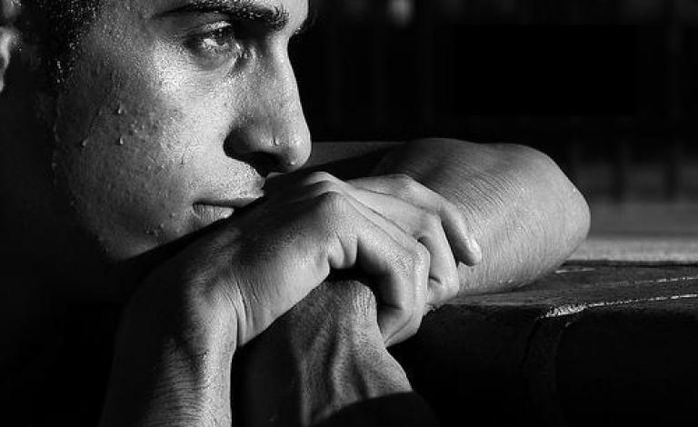 يُداعبُ خصلاتِ شعرِ طفلته التي تستعدُ لخُطى المدرسة، يعدُها بلعبتها المفضّلة عند استلام راتبِه، يرقبُ أطفالـه النّيام، يكبرُ الأملُ في عينيه يومًا بعدَ يومٍ، بعدما حققّ بعضًا من أحلامِهم بشراءِ شقةٍ عن طريق المرابحةِ، ولم يتبقَ من راتبِه إلا القليل، الذي 