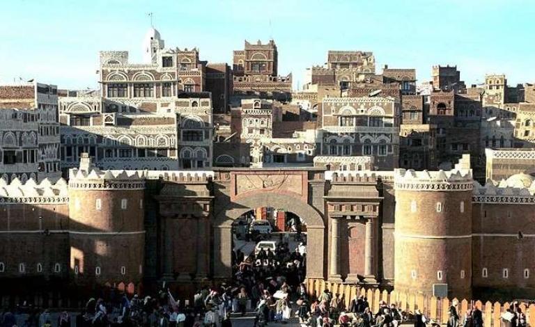 تسريح 360 موظفا يمنيا من السفارة الأمريكية في صنعاء