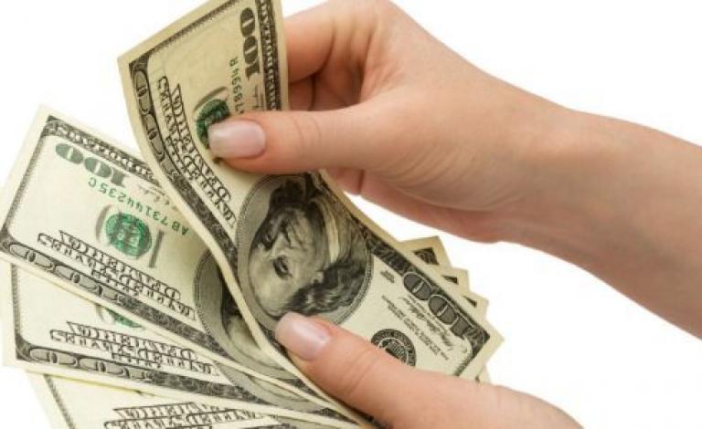 الدولار ينخفض والأنظار تترقب مصير الفائدة الأمريكية