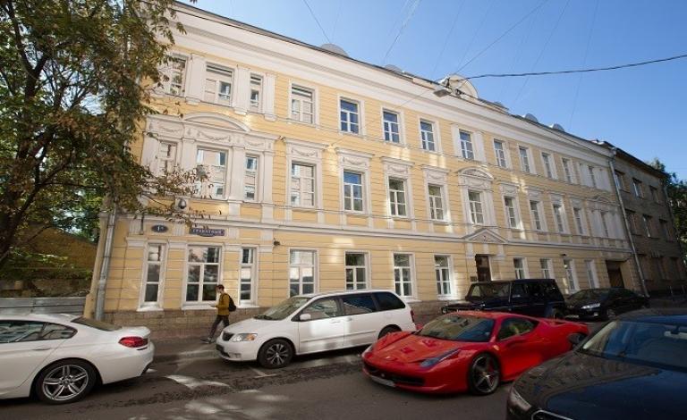 سائق فيراري يقتحم بسيارته مركزا تجاريا في موسكو