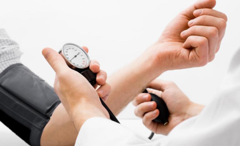 لطالما نسمع من أجدادنا وكبار السن المحيطين بنا عن فائدة العلاجات الطبيعية لكثير من الأمراض عوضاً عن استخدام الأدوية والعقاقير الممتلئة بالمواد الكيمياوية ذات التأثير السلبي على الصحة. ويعتبر ارتفاع ضغط الدم من المشاكل التي لطالما تمت معالجتها بالطرق الطبي