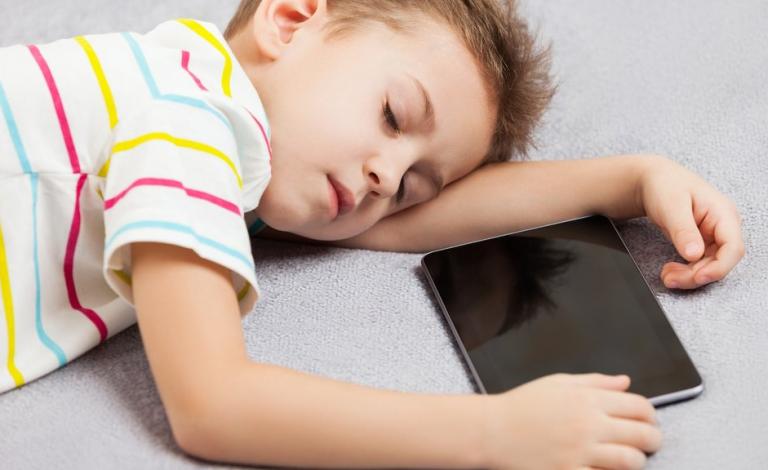 child_tablet_sleep