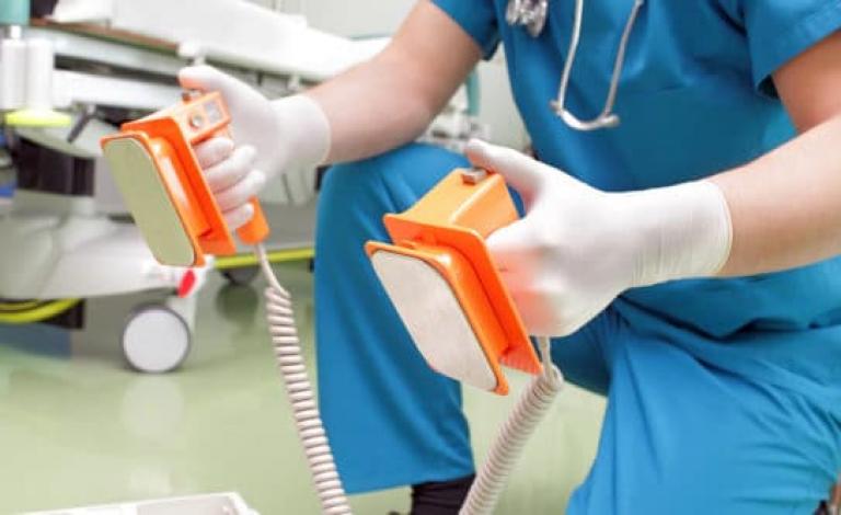 جهاز-الصدمات-الكهربائية-590x332