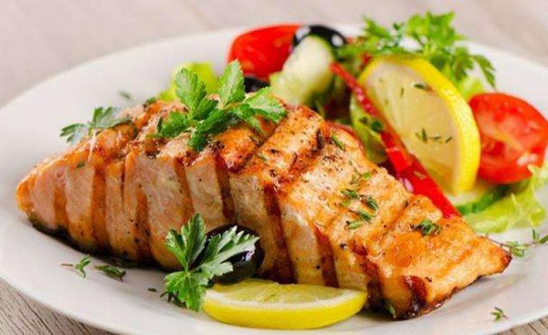 فيليه السلمون بالليمون والأعشاب