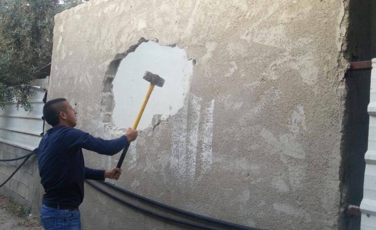 صورة خبر الاحتلال يجبر عائلة مقدسية على هدم منزلها بيدها