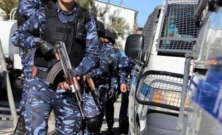 أعلن المتحدث باسم الشرطة لؤي ارزيقات، اليوم الأحد، إلقاء القبض على 3 أشخاص من أخطر المطلوبين، في محافظة الخليل.  وأوضح ارزيقات، في بيان صحفي، 