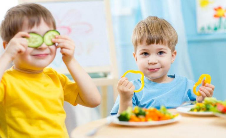 أطعمة تنمي ذكاء طفلك في المدرسة