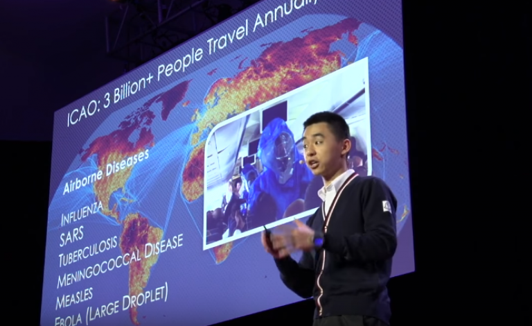 فتي يافع يحل أكبر مشاكل الطيران