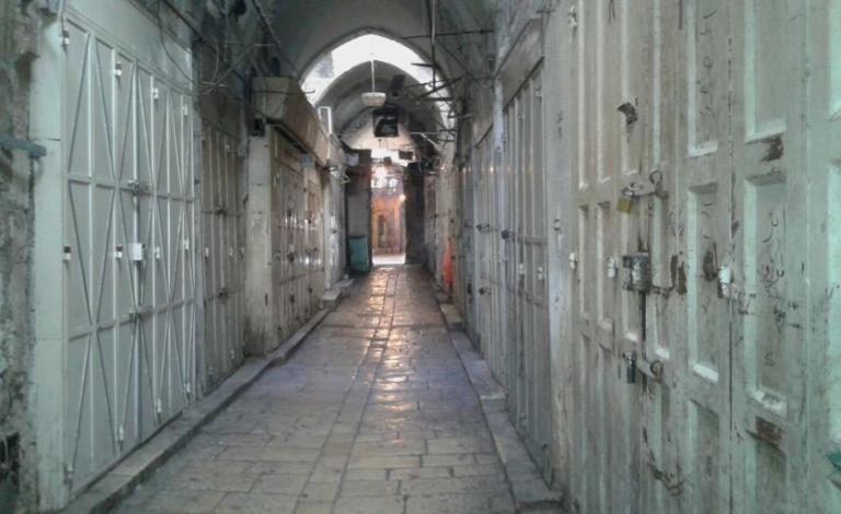 إضراب بالخليل حدادًا على الشهيد "الفقيه"