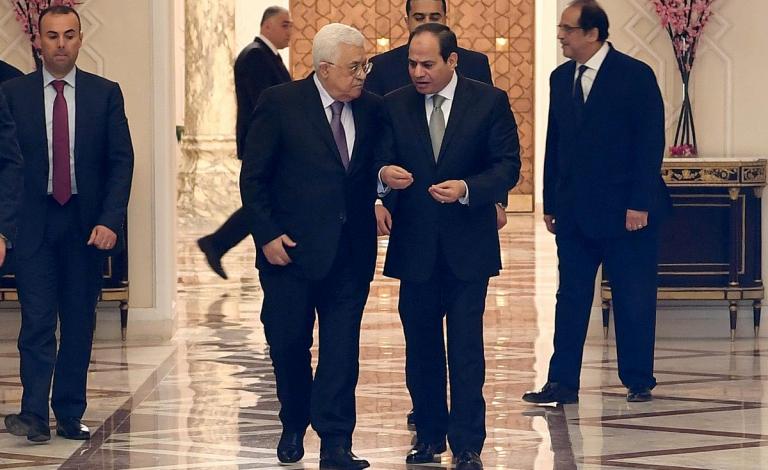 السيسي يسعى لرفع العقوبات عن غزة خلال لقائه بعباس