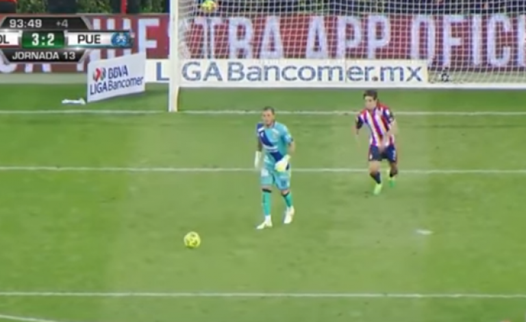 حارس مرمى يخطئ في الوقت الضائع