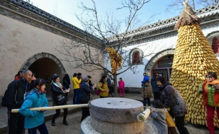 مدينة صينية منازلها حُفر في الأرض