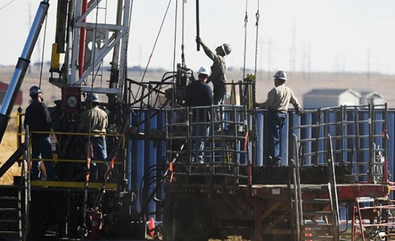 سعر النفط الأمريكي يهبط 15 بالمئة