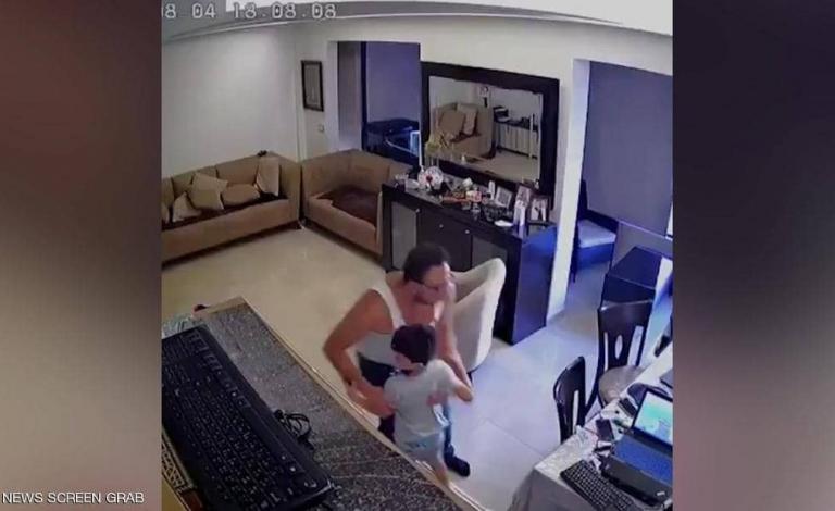 أب يتحضن ابنه لحمايته من انفجار "مرفأ بيروت"