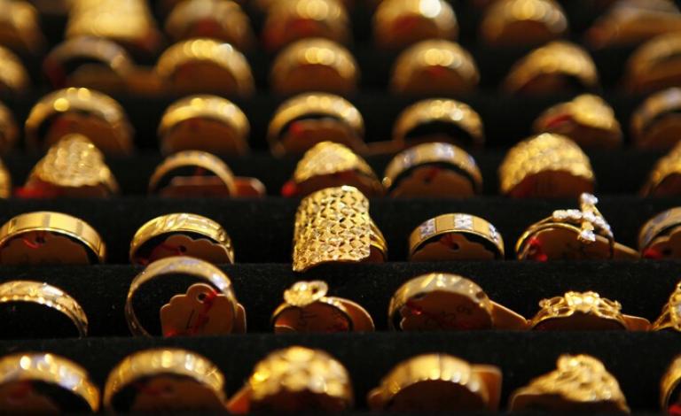 أسعار الذهب تصعد مع ضعف الدولار