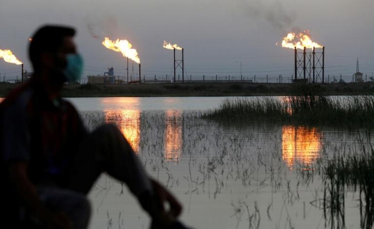 أسعار النفط تنخفض بعد بيانات مفاجئة