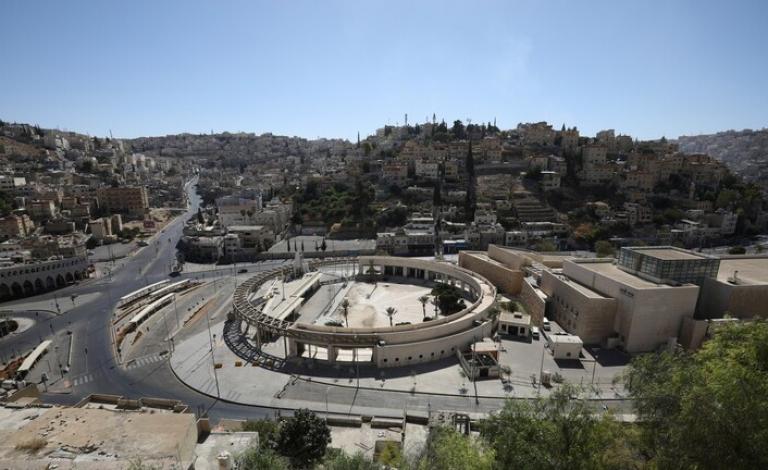 الأمن ينجح في منع انتحار فتاة من فوق جسر عبدون في الأردن