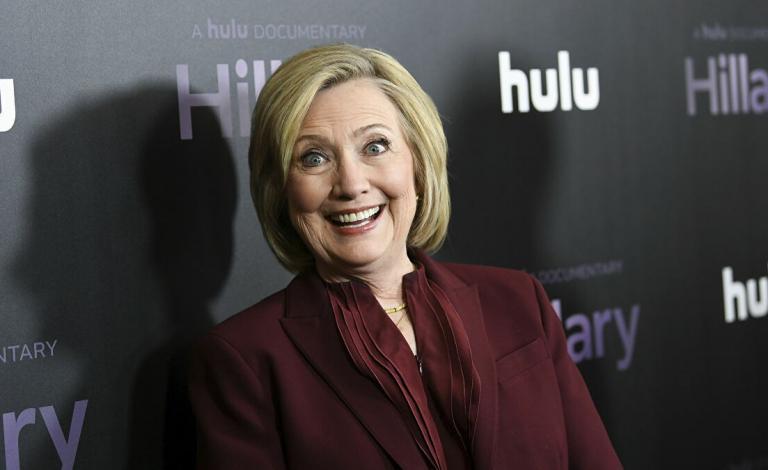 بهذه الطريقة.. هيلاري كلينتون تشمت في ترامب