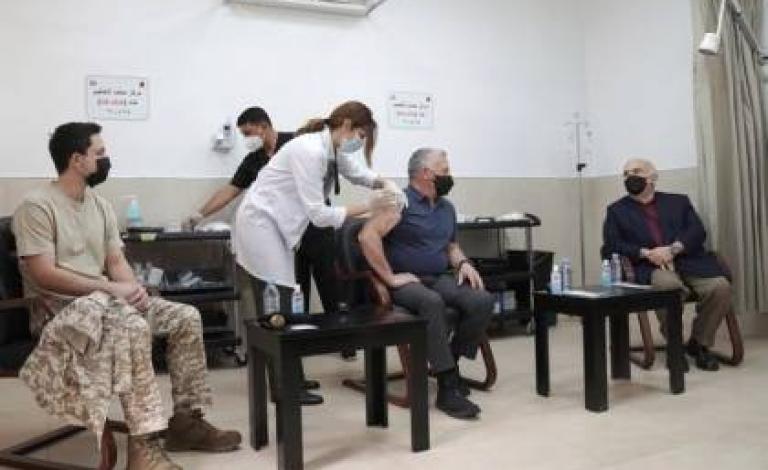 الملك الأردني وولي العهد والأمير الحسن بن طلال يتلقون لقاح فيروس كورونا