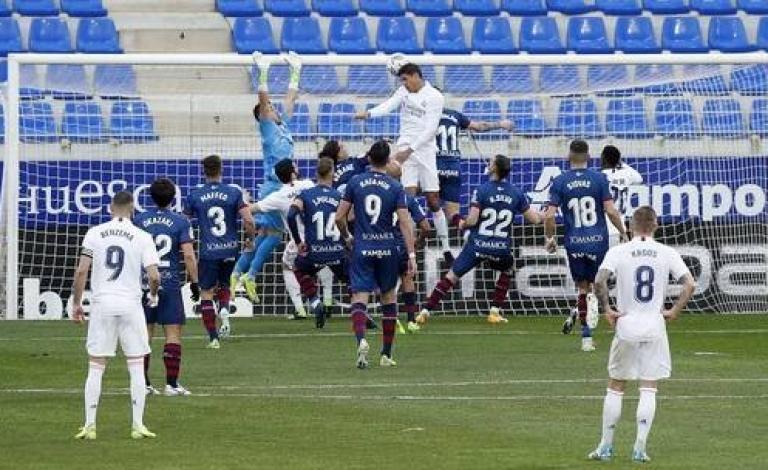 ريال مدريد يفلت من كمين هويسكا