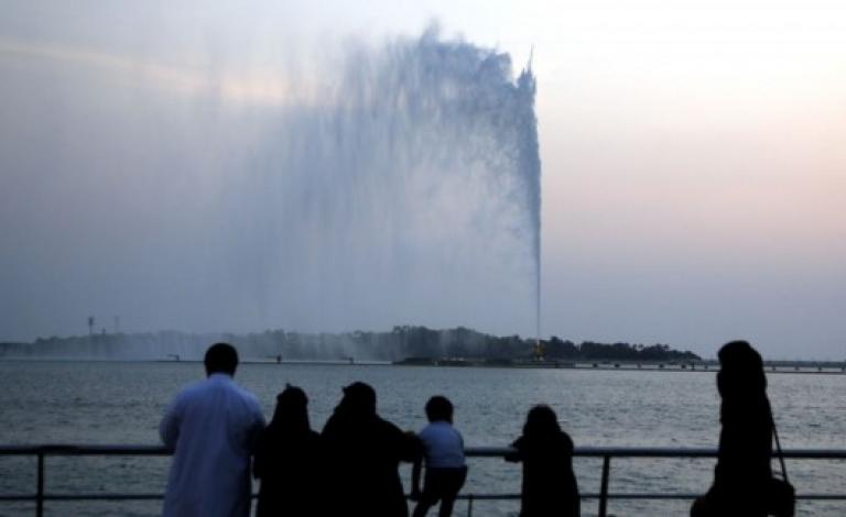 فتاة تقتحم بسيارتها ممشى كورنيش جدة بالسعودية