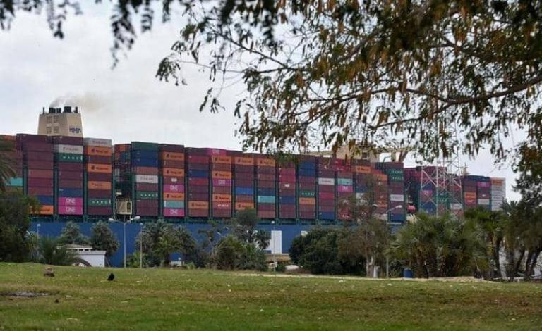 السفينة الجانحة عطلت حركة الملاحة في قناة السويس أسبوعا.