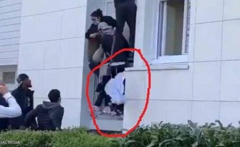 لحظة سقوط الطفل الرضيع من المبنى المحترق