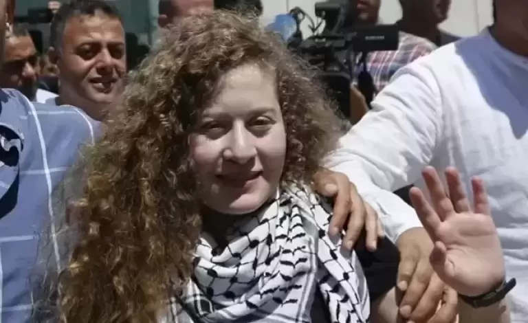 عهد التميمي تُعقب على قرار عائلتها بالتبرئة من شقيقها
