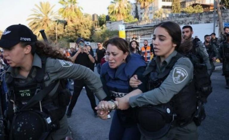 لحظة اعتداء الاحتلال على مراسلة الجزيرة جيفارا البديري واعتقالها