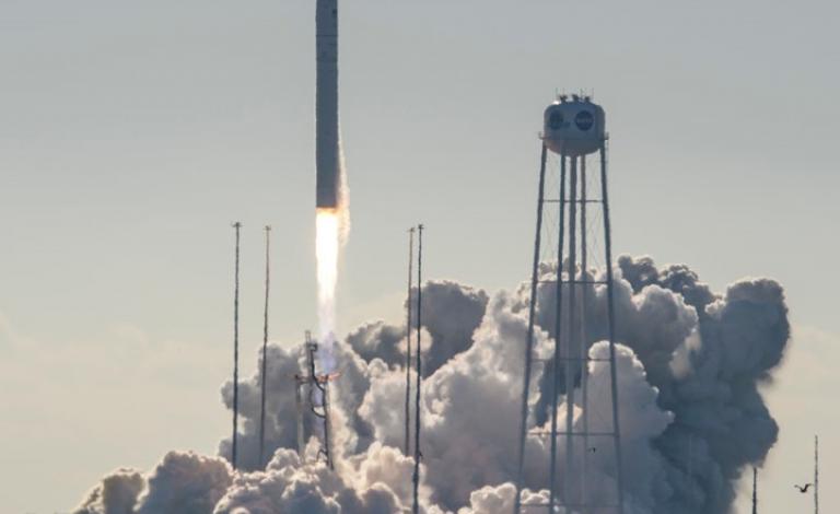 نجاح أول رحلة سياحية مأهولة إلى الفضاء