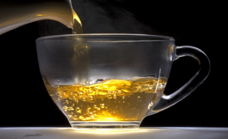 خمس طرق مدهشة لاستخدام الشاي الأخضر للحصول على بشرة متوهجة وشعر أكثر لمعانا