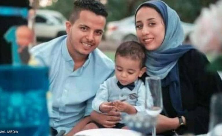 الصحفية الراحلة رشا الحرازي مع زوجها وطفلهما