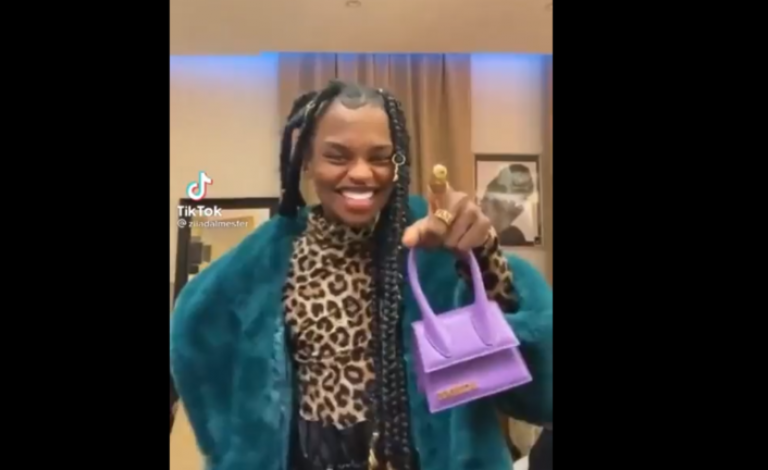 إطلالة "نسائية" لعارض أزياء سعودي تثير جدلا واسعا