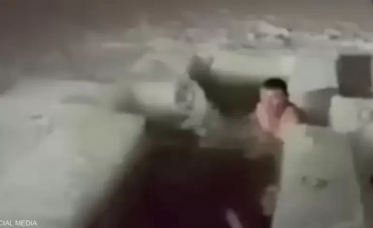 حاول زوجها الذي يظهر في الصورة إنقاذها دون جدوى.