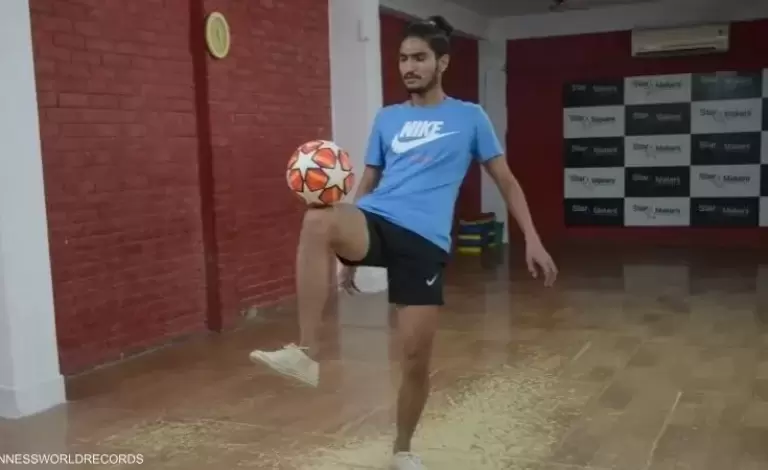 شاب يسجل رقما قياسيا جديدا بموازنة الكرة