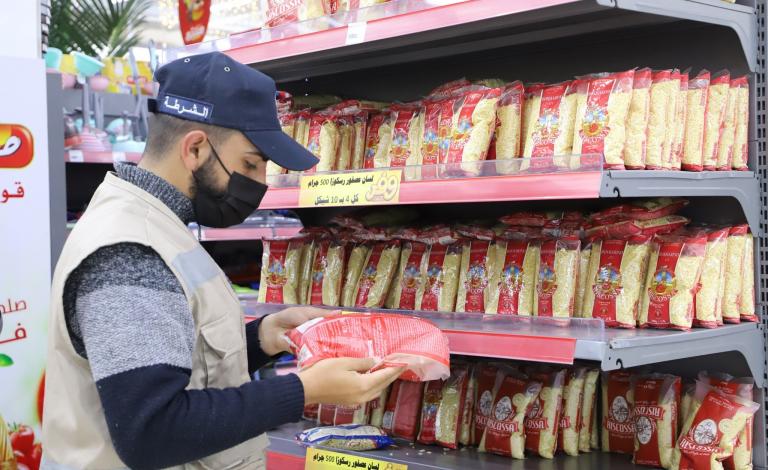 ضبط 10 أطنان من السلع منتهية الصلاحية شمال القطاع.jpg