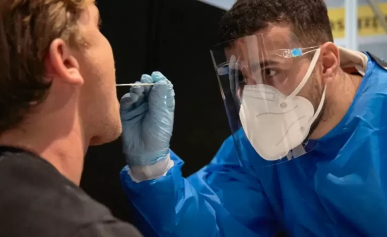 فحص متحور أوميكرون