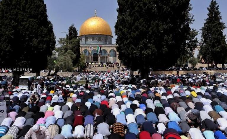 160 ألف مصلٍّ يؤدون صلاة الجمعة الأخيرة في رحاب المسجد الأقصى