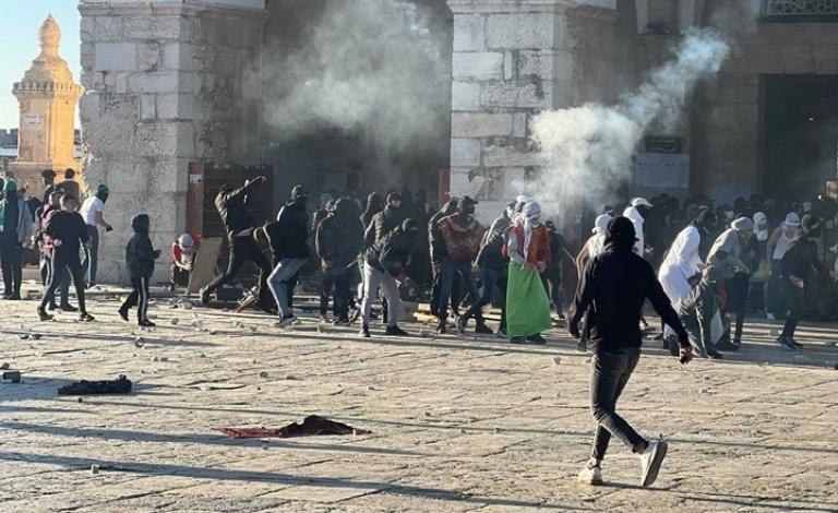 مغردون يتداولون صورة لمسيحي كان معتكفا بالأقصى