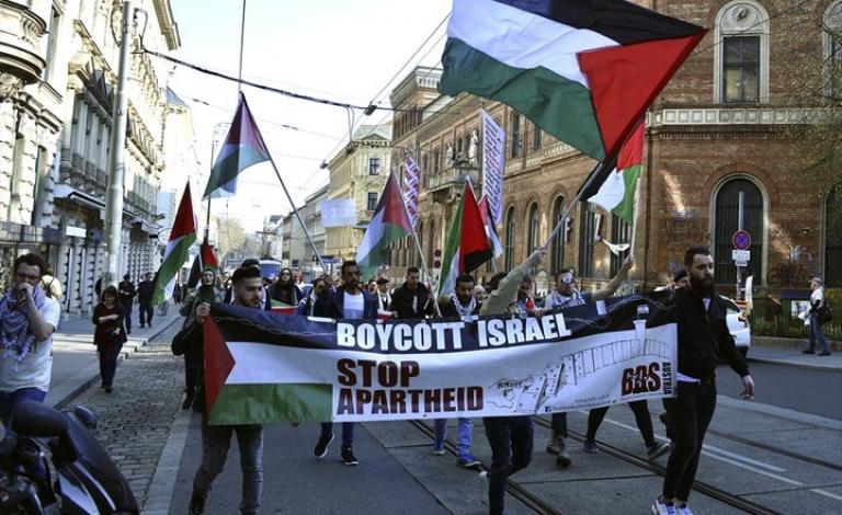 ناشطة أمريكية تحذر من خطر على حياتها بسبب دعمها لفلسطين