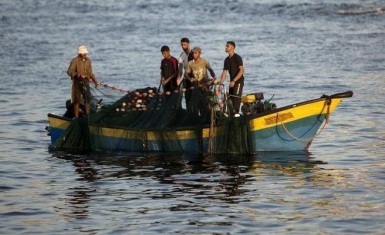 زوارق الاحتلال تستهدف مراكب الصيادين شمال غزة