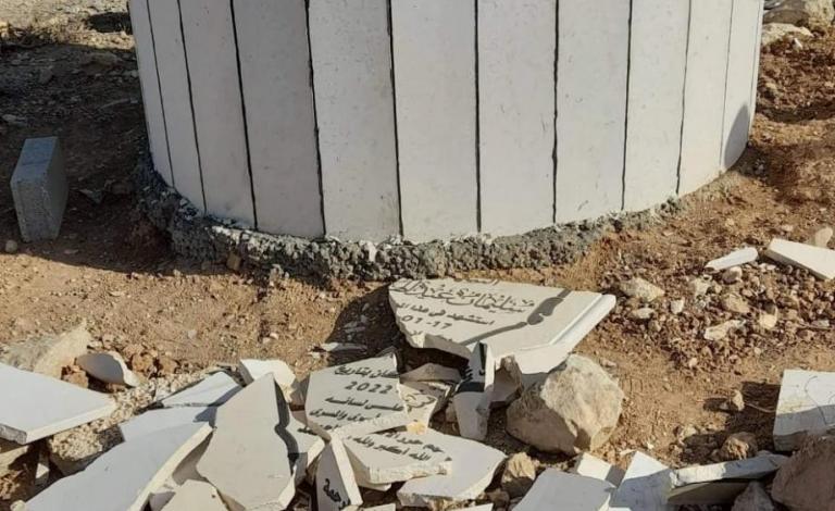 مستوطنون يحطمون صرح الشهيد الهذالين في مسافر يطا