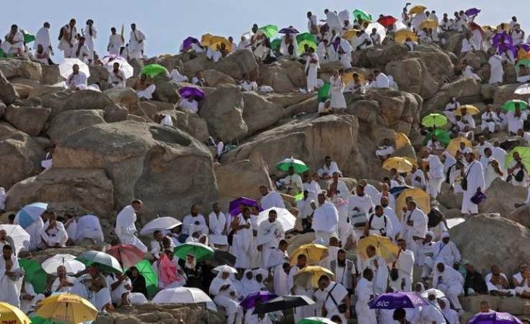 على عرفات.. الحجاج يطلبون المغفرة ويدعون لأوطانهم